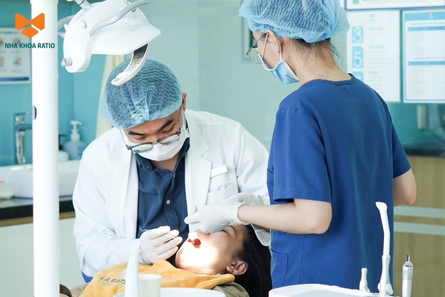 Khách hàng được các bác sĩ vệ sinh răng miệng kỹ lưỡng trước khi tẩy trắng răng
