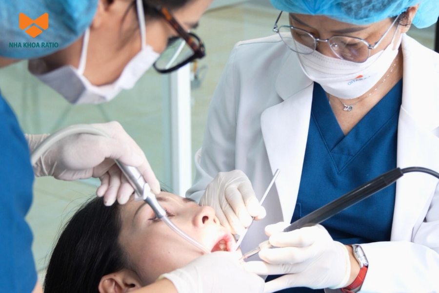 Khách hàng được vệ sinh răng miệng và xử lý tình trạng răng trước khi làm răng sứ Khách hàng được vệ sinh răng miệng và xử lý tình trạng răng trước khi làm răng sứ