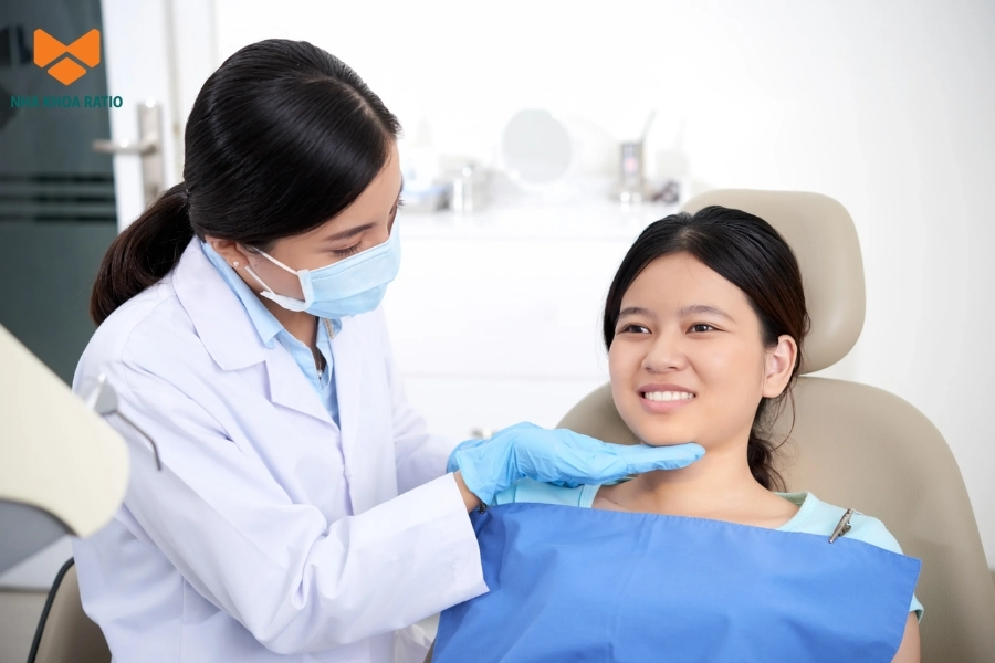 Tẩy trắng răng tại nha khoa được bác sĩ kiểm soát nên an toàn và hiệu quả hơn