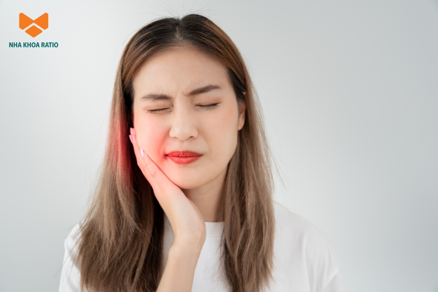 Nếu trì hoãn trám răng, lỗ sâu sẽ lan rộng, gây đau nhức, viêm tủy, nhiễm trùng