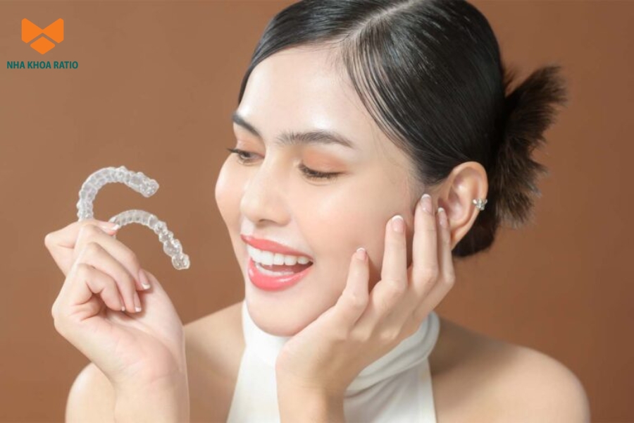 Ở giai đoạn đầu, niềng răng trong suốt có thể gây ê nhẹ