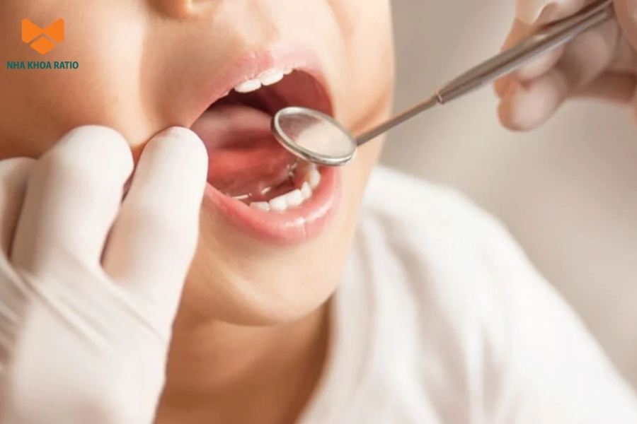 Phụ huynh cần chuẩn bị tâm lý nhẹ nhàng cho trẻ, giúp bé làm quen trước với môi trường phòng khám