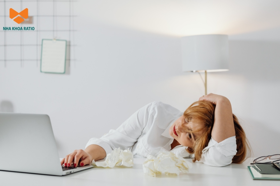 Căng thẳng và stress tạo cảm giác má hóp nên nhiều người lầm tưởng đó là tác dụng phụ của niềng răng.