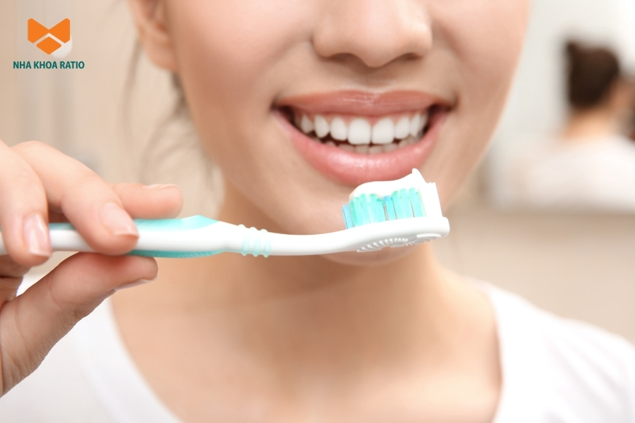 Bạn nên sử dụng bàn chải lông mềm và chải nhẹ nhàng để tránh ảnh hưởng đến miếng trám