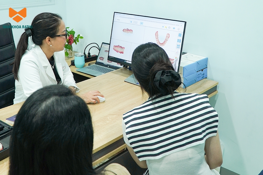 Bác sĩ Nha khoa Ratio tư vấn phác đồ Invisalign giúp khách hàng niềng răng an toàn và tránh tình trạng hóp má.